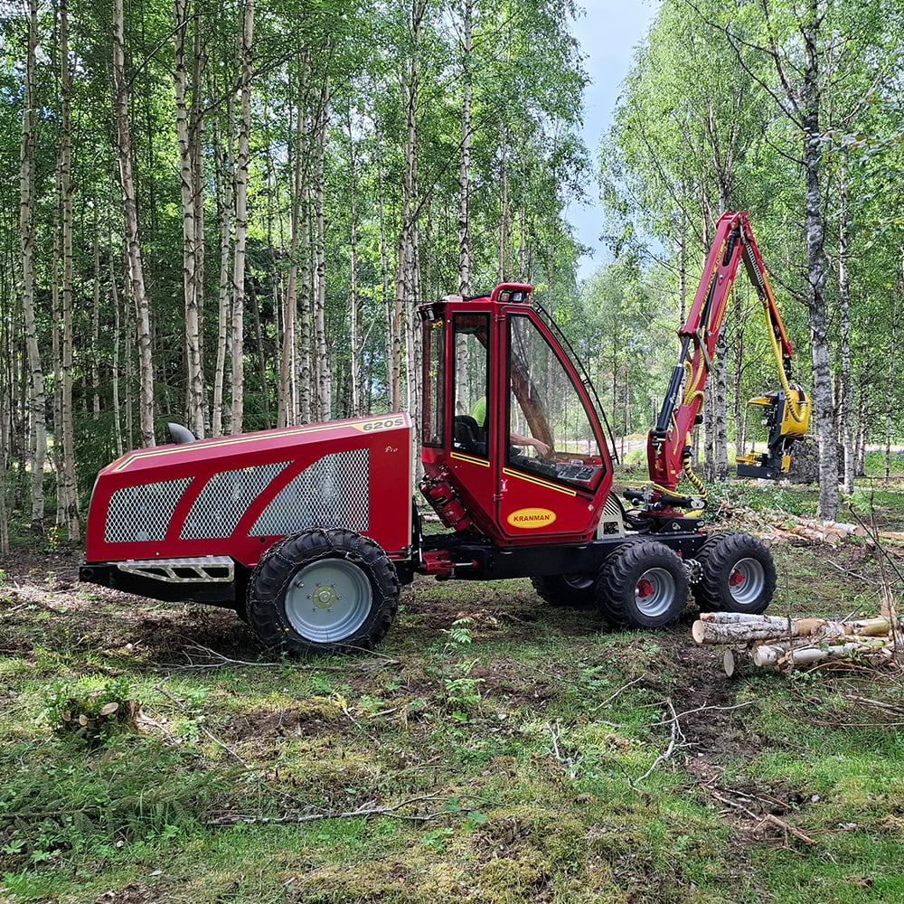 DMO Skog & Mark erbjuder en mångsidig maskinpark för både stora och små trädfällningar, med fokus på små maskiner som minimerar påverkan på mark och miljö.